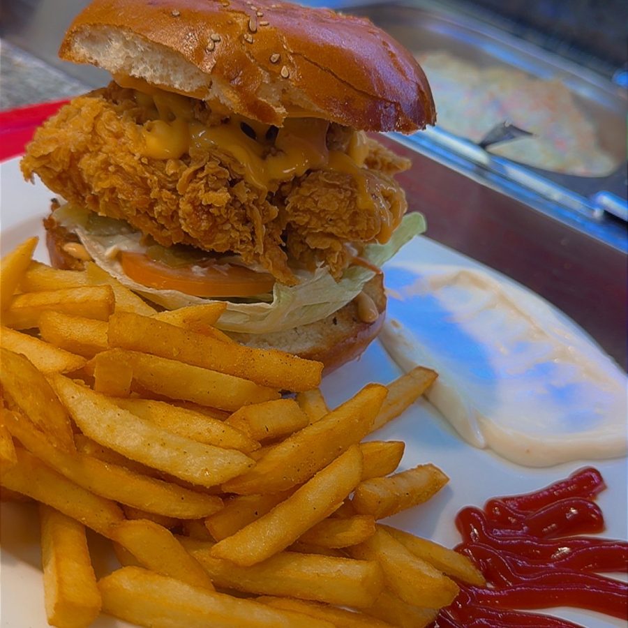 Crispy Chicken Burger mit Pommes